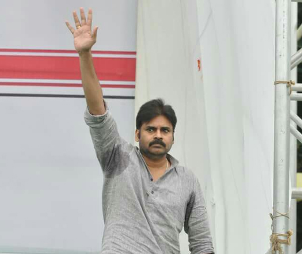 pawan kalyan,kakinada public meeting,janasena,power star,pawan kalyan meeting at kakinada,highlights of pawan kalyan kakinada meet  దక్షిణ భారతీయులపై ఎందుకీ వివక్ష?-పవన్ 